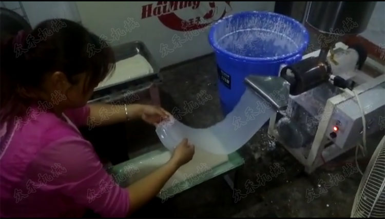 50型臥式搟面皮機(jī)用戶加工搟面皮