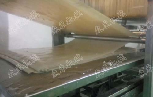 120型數(shù)控涼皮機(jī)生產(chǎn)方形涼皮