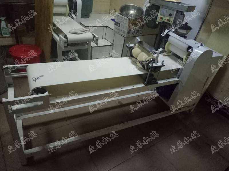 訂制仿手工搟面皮機(jī)好用的搟面皮機(jī)多少錢一臺(tái)