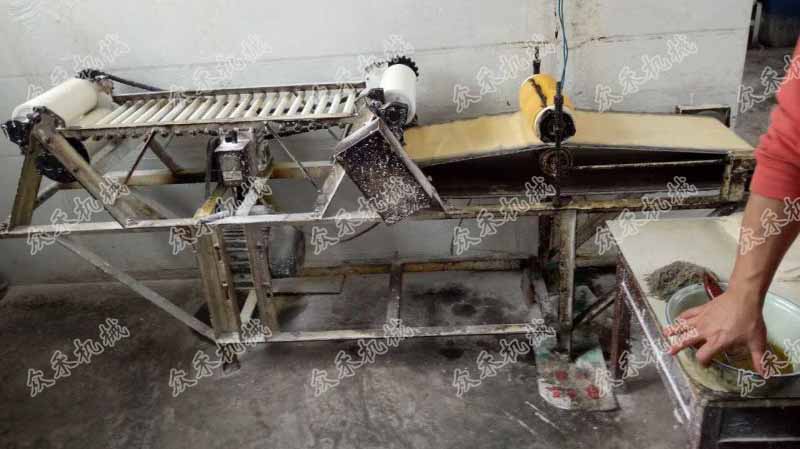 訂制仿手工搟面皮揉面成型一體機(jī)好用的搟面皮機(jī)多少錢一臺(tái)