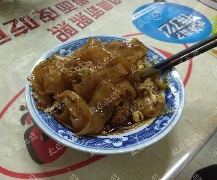 70型臥式搟面皮機(jī)視頻搟面皮效果展示