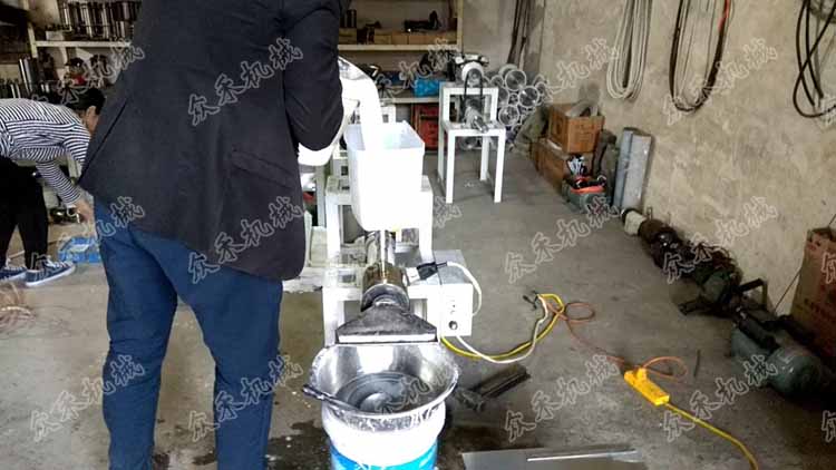 50型臥式搟面皮機視頻進(jìn)面斗倒入面漿